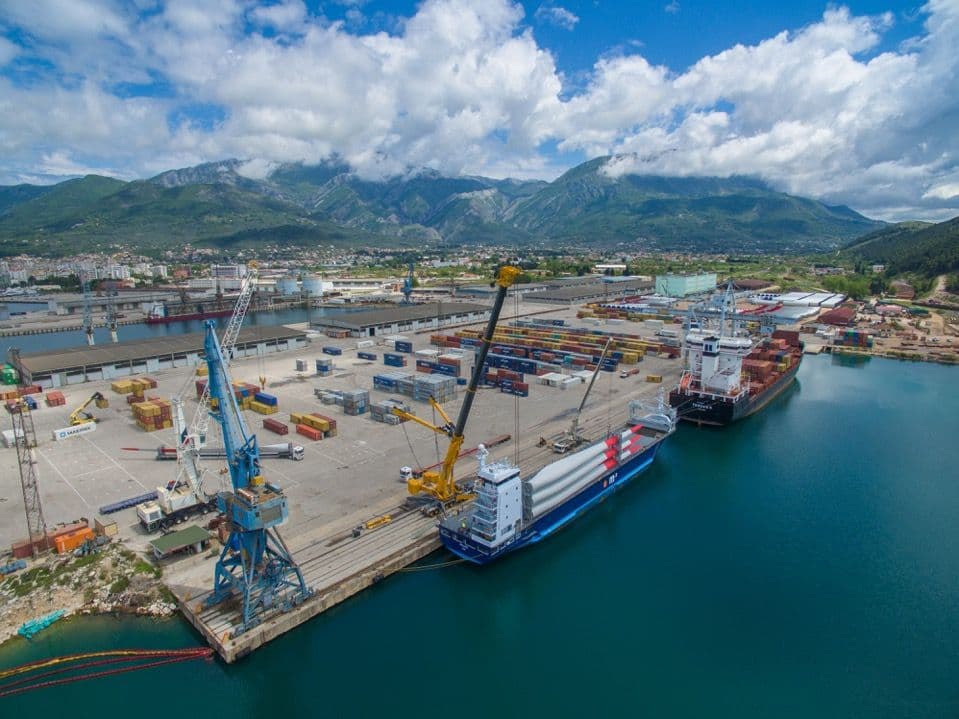 Port of Adria: Uspješno pretovareni elementi za gradnju vjetroelektrane na Krnovu Port of Adria: Uspješno pretovareni elementi za gradnju vjetroelektrane na Krnovu