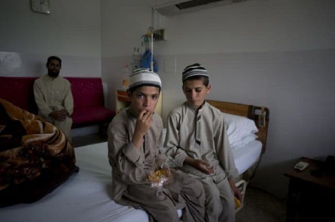 Medicinski fenomen: Dječaci zdravi po danu, noću vegetiraju Medicinski fenomen: Dječaci zdravi po danu, noću vegetiraju