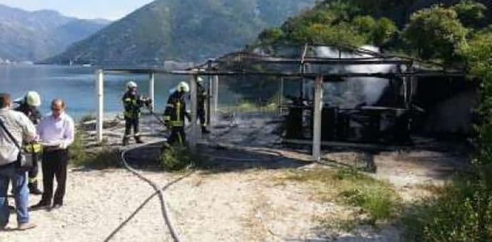 TIVAT: Potpuno izgorio plažni bar "Verige" TIVAT: Potpuno izgorio plažni bar "Verige"