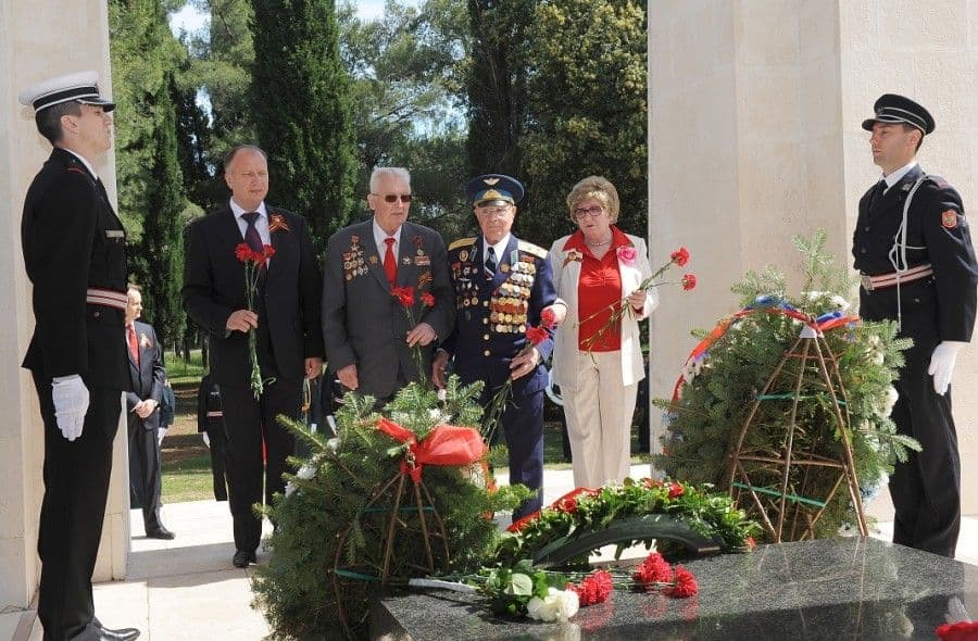 DAN POBJEDE: Položili vijence na spomenik Partizanu borcu DAN POBJEDE: Položili vijence na spomenik Partizanu borcu