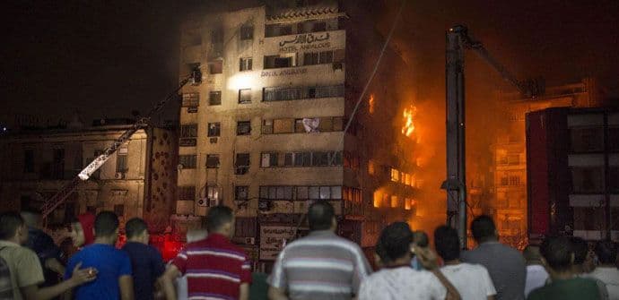 Veliki požar u centru Kaira, 81 osoba povrijeđena Veliki požar u centru Kaira, 81 osoba povrijeđena