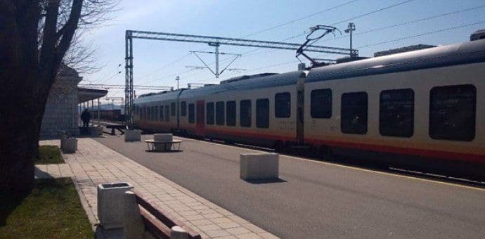 Radnici ŽPCG danas neće blokirati prugu kao što su najavili: Željezničari primili plate i odložili štrajk Radnici ŽPCG danas neće blokirati prugu kao što su najavili: Željezničari primili plate i odložili štrajk