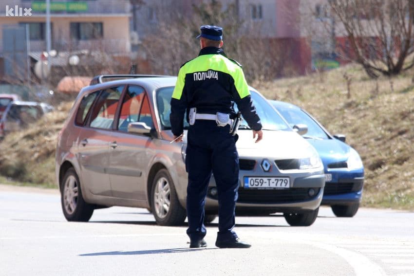 Doboj: Inkasantu ukraden pištolj dok je naplaćivao RTV taksu Doboj: Inkasantu ukraden pištolj dok je naplaćivao RTV taksu
