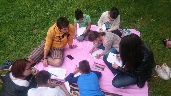 Troje mladih britanskih aktivista u CG: Animiraju adolescente da budu humaniji i motivisaniji Troje mladih britanskih aktivista u CG: Animiraju adolescente da budu humaniji i motivisaniji