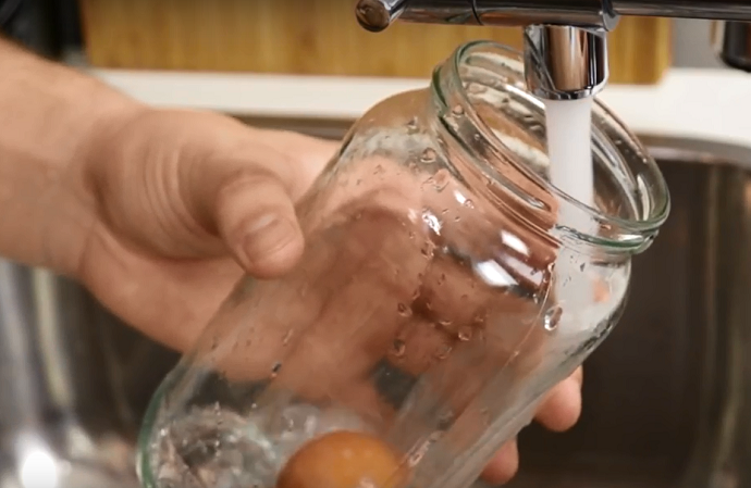 Video: Šest jednostavnih trikova za lakši život u kuhinji Video: Šest jednostavnih trikova za lakši život u kuhinji