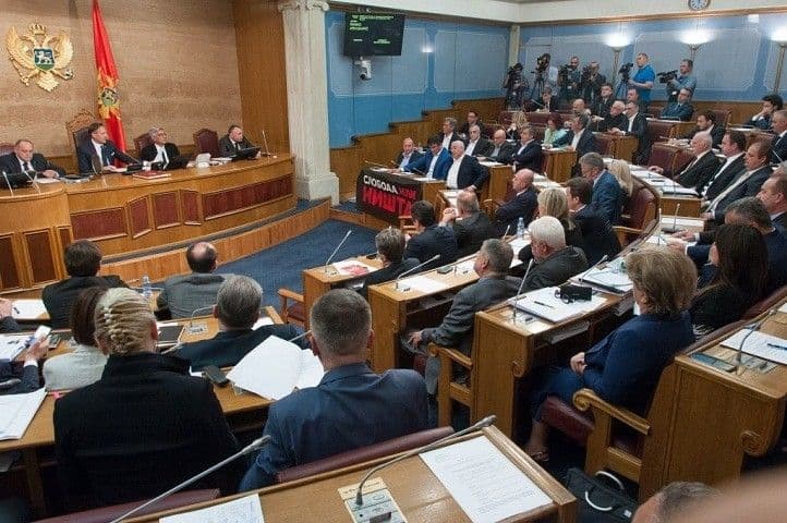 Dok traje "parlamentarni dijalog": Na čekanju čak 300 zakona Dok traje "parlamentarni dijalog": Na čekanju čak 300 zakona