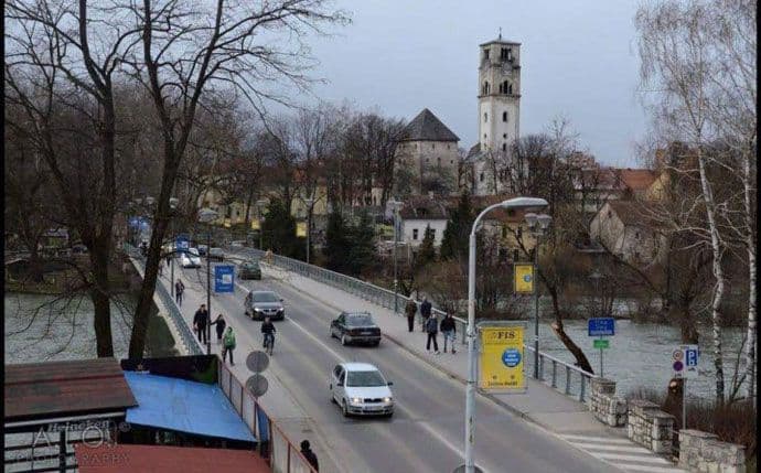 ŠOK U BIHAĆU: Dječak se ubio u školi zbog kviza ŠOK U BIHAĆU: Dječak se ubio u školi zbog kviza