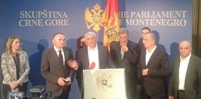 MANDIĆ: Samo nas na silu mogu udaljiti iz Skupštine MANDIĆ: Samo nas na silu mogu udaljiti iz Skupštine