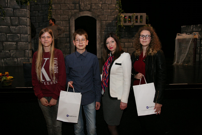 Povodom dana škole NLB Banka poklonila dva tablet računara Povodom dana škole NLB Banka poklonila dva tablet računara