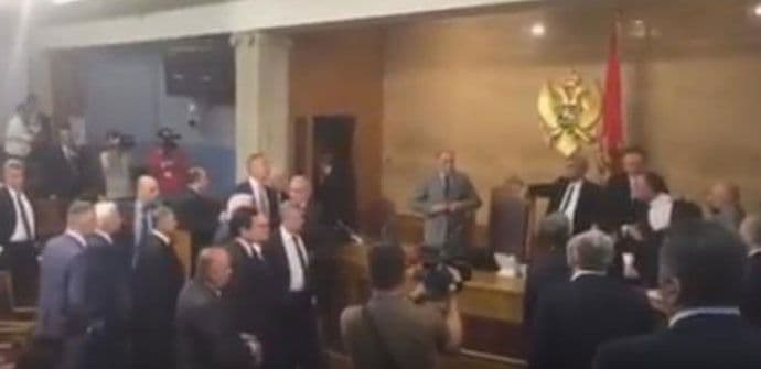 VIDEO: Poslanici DF-a pokušali da se fizički obračunaju sa premijerom VIDEO: Poslanici DF-a pokušali da se fizički obračunaju sa premijerom