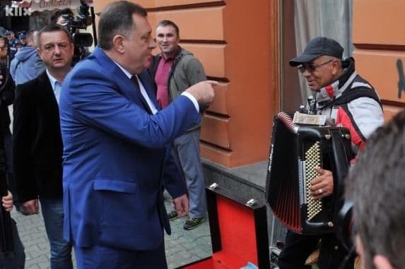 Dodik harmonikašu dao 100 maraka Dodik harmonikašu dao 100 maraka