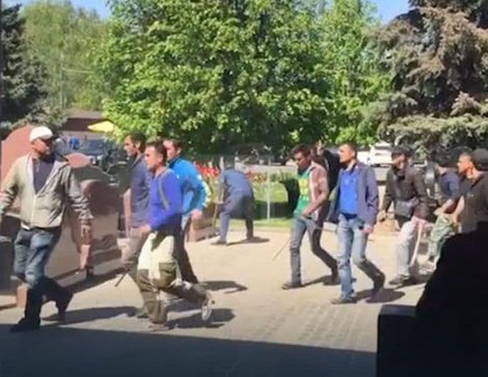 Rat na groblju: U tuči učestvovalo 500 ljudi, poginulo dvoje, 10 povrijeđeno Rat na groblju: U tuči učestvovalo 500 ljudi, poginulo dvoje, 10 povrijeđeno