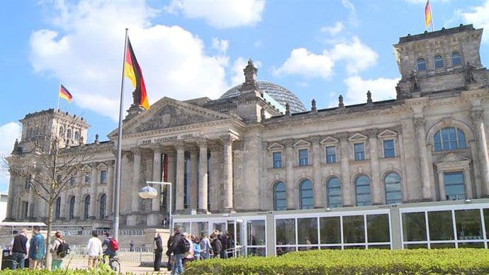 Svinjska glava ispred lokalne kancelarije Angele Merkel Svinjska glava ispred lokalne kancelarije Angele Merkel