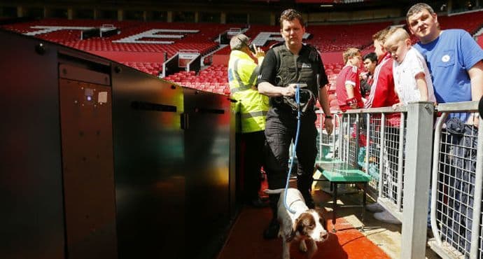 VIDEO: Eksplodirala „pajp-bomba“ na Old Trafordu! VIDEO: Eksplodirala „pajp-bomba“ na Old Trafordu!