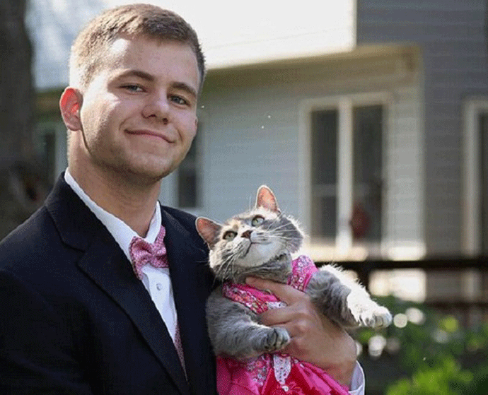 Nije mogao da nađe pratilju, pa poveo -mačku Nije mogao da nađe pratilju, pa poveo -mačku