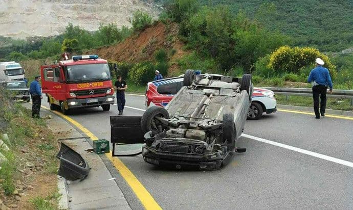 Bar: Žena spašavana iz prevrnutog Pasata Bar: Žena spašavana iz prevrnutog Pasata