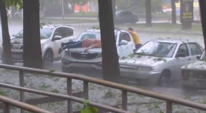 Video: Tijelom štitila auto od jake kiše i ogromnog grada Video: Tijelom štitila auto od jake kiše i ogromnog grada