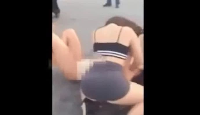 Video: Žestoka tuča polugolih djevojaka na parkingu Video: Žestoka tuča polugolih djevojaka na parkingu