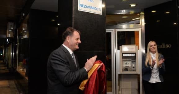 Gradonačelnik svečano otkrio ploču na Trgu nezavisnosti (VIDEO) Gradonačelnik svečano otkrio ploču na Trgu nezavisnosti (VIDEO)