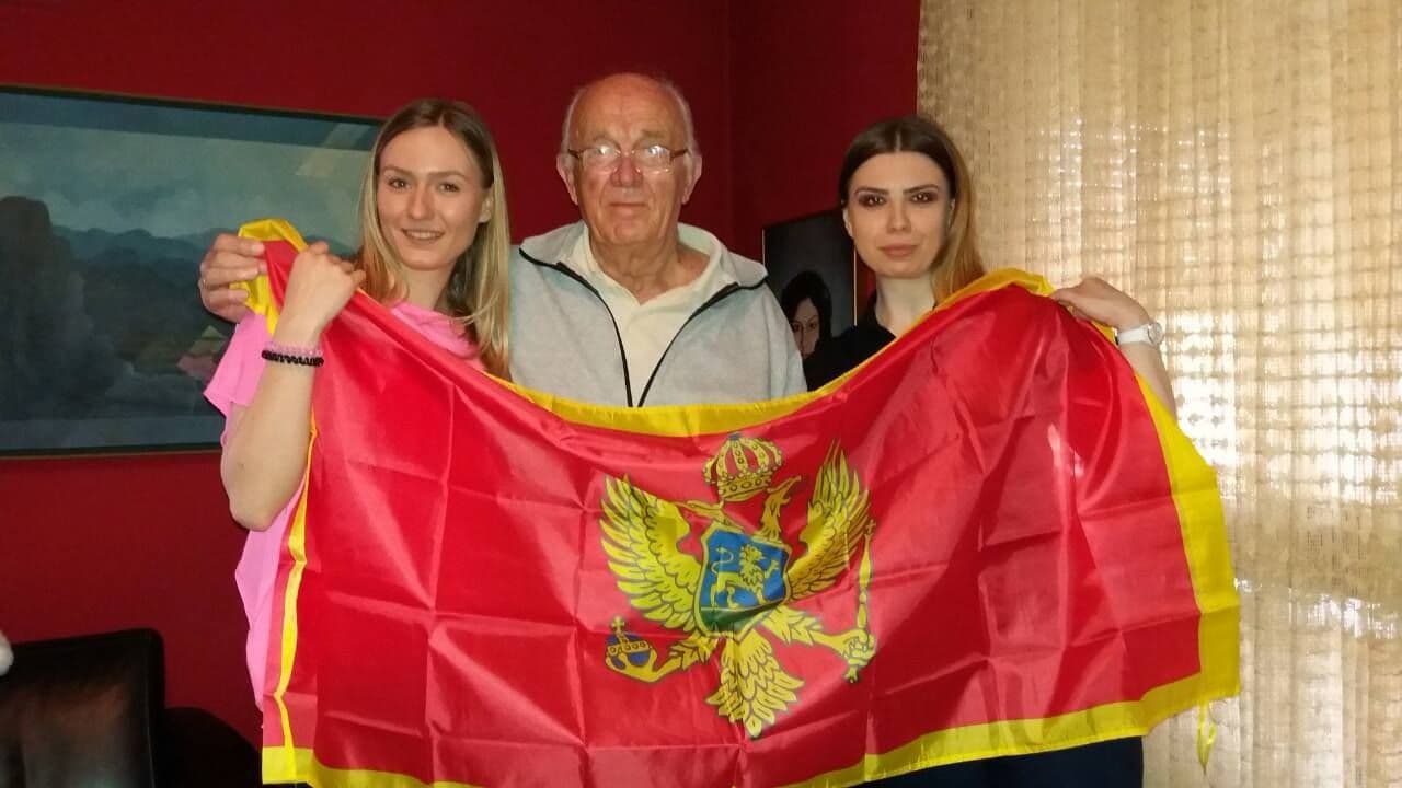 Mladi DPS-a Bloka V i VI poklonili građanima zastave, notese... Mladi DPS-a Bloka V i VI poklonili građanima zastave, notese...
