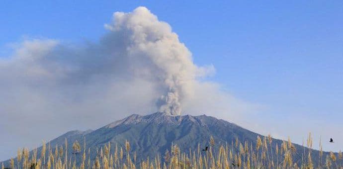 Pepeo prekrio dio Indonezije, vulkan odnio sedam života Pepeo prekrio dio Indonezije, vulkan odnio sedam života