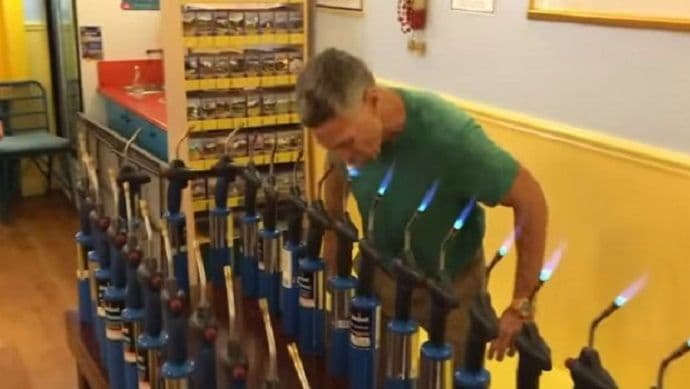 Ginisov rekorder: Ustima gasi plamen mašine za varenje Ginisov rekorder: Ustima gasi plamen mašine za varenje