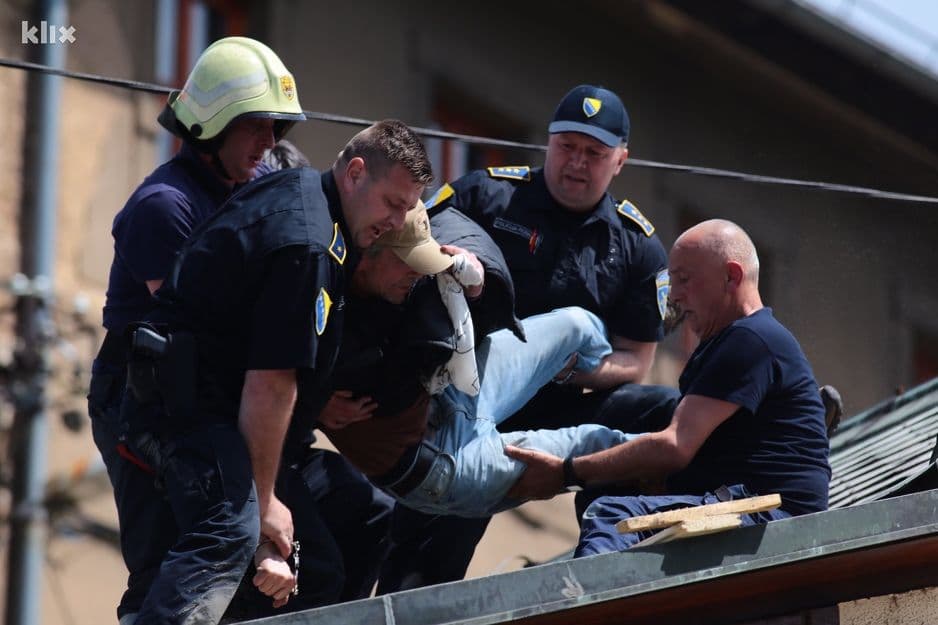 Uhapšen muškarac koji je prijetio da će skočiti s krova Ambasade Slovenije u Sarajevu Uhapšen muškarac koji je prijetio da će skočiti s krova Ambasade Slovenije u Sarajevu