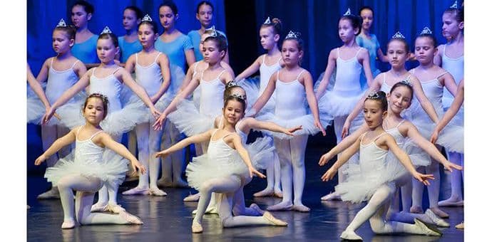 Promenada i koncert polaznica Baletske škole "Princeza Ksenija" u Nikšiću Promenada i koncert polaznica Baletske škole "Princeza Ksenija" u Nikšiću