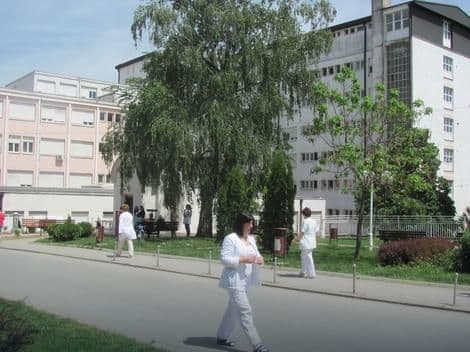 Spasili ga ljekari: Za nekoliko sati pojeo kantu eurokrema, 20 čokolada i popio 6 litara “koka kole” Spasili ga ljekari: Za nekoliko sati pojeo kantu eurokrema, 20 čokolada i popio 6 litara “koka kole”