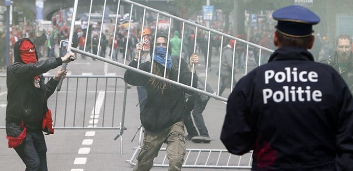 Protest protiv vlade u Briselu, demonstranti napali policiju (VIDEO) Protest protiv vlade u Briselu, demonstranti napali policiju (VIDEO)