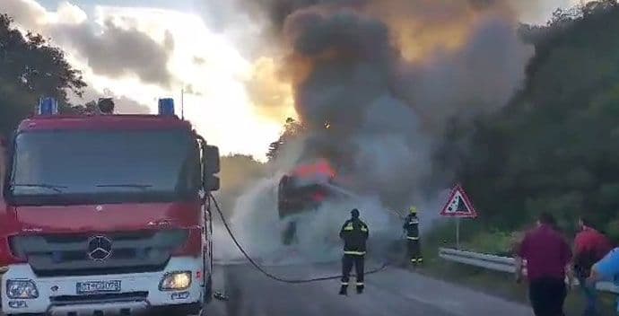 Zapalio se autobus pun učenika, nema povrijeđenih (VIDEO) Zapalio se autobus pun učenika, nema povrijeđenih (VIDEO)