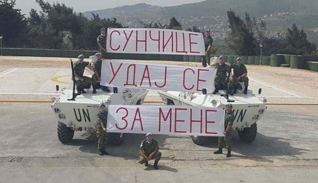 Hit na Fejsbuku: Oklopnim transporterom do vjereničkog prstena Hit na Fejsbuku: Oklopnim transporterom do vjereničkog prstena