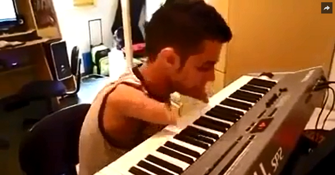 Video: Rođen bez ruku ali ''razbija'' klavir Video: Rođen bez ruku ali ''razbija'' klavir