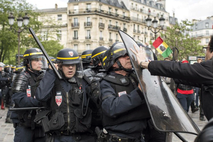 Sukobi na ulicama, bocama na policiju Sukobi na ulicama, bocama na policiju