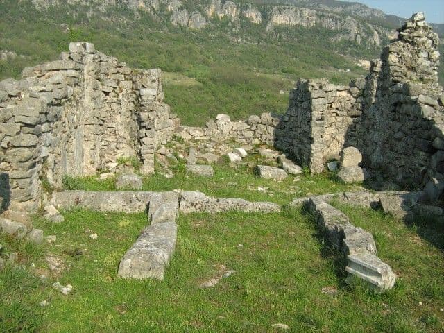 ARHEOLOGIJA JEDNE LJUBAVI 4:Grandiozan oltarski ukras na Martinićkoj gradini   ARHEOLOGIJA JEDNE LJUBAVI 4:Grandiozan oltarski ukras na Martinićkoj gradini