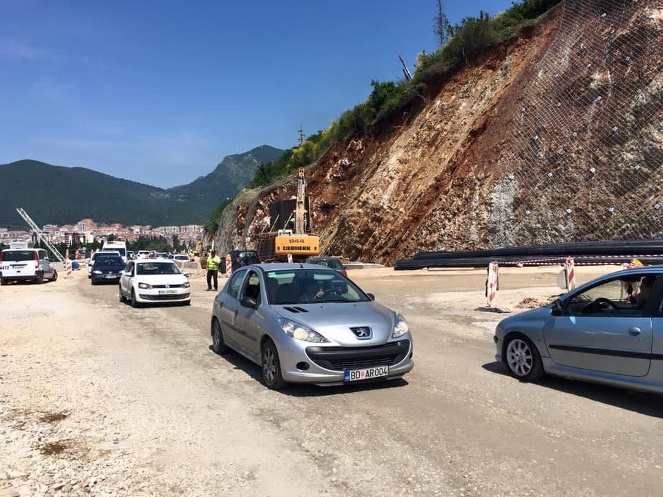Kolone vozila u Budvi, vozači bijesni zbog dva sata čekanja! Kolone vozila u Budvi, vozači bijesni zbog dva sata čekanja!