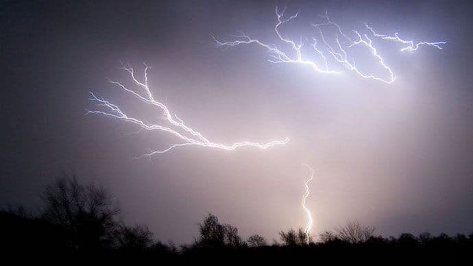 Grom udario dječaka (7), stradao na licu mjesta Grom udario dječaka (7), stradao na licu mjesta