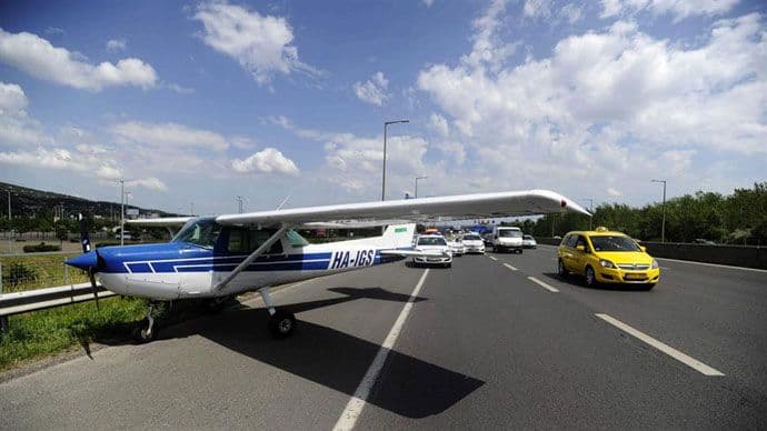 Avion sletio na autoput Avion sletio na autoput