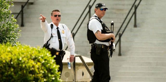 SUMNJIVI PAKET:Bijela kuća zatvorena, Obama unutra SUMNJIVI PAKET:Bijela kuća zatvorena, Obama unutra