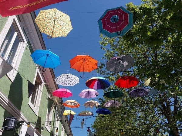 NIKŠIĆ: Kišobrani nad terasom Propaganda bara (Foto) NIKŠIĆ: Kišobrani nad terasom Propaganda bara (Foto)