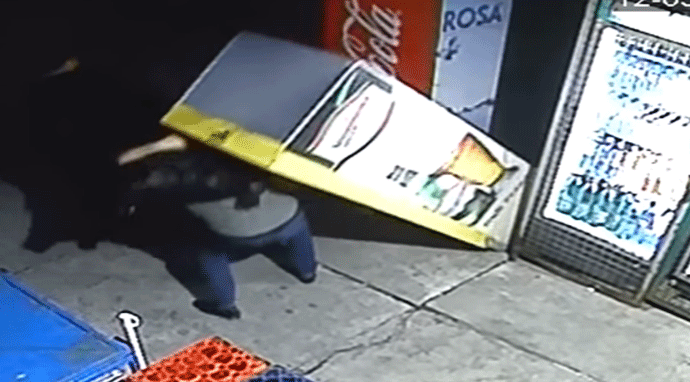 Pokušao da ukrade pivo, a frižider ga - nokautirao (VIDEO) Pokušao da ukrade pivo, a frižider ga - nokautirao (VIDEO)