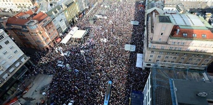 ZAGREB: Oko 25.000 građana javno podržalo reformu školstva, protesti i širom Hrvatske ZAGREB: Oko 25.000 građana javno podržalo reformu školstva, protesti i širom Hrvatske