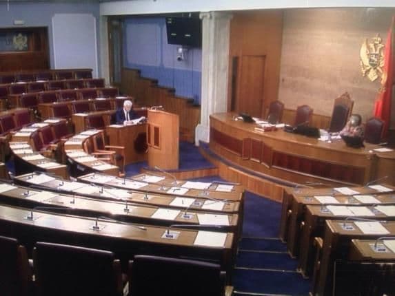 NEVIĐEN PRIZOR: Marković stigao prvi u Skupštinu, poslanici kasnili 25 minuta NEVIĐEN PRIZOR: Marković stigao prvi u Skupštinu, poslanici kasnili 25 minuta