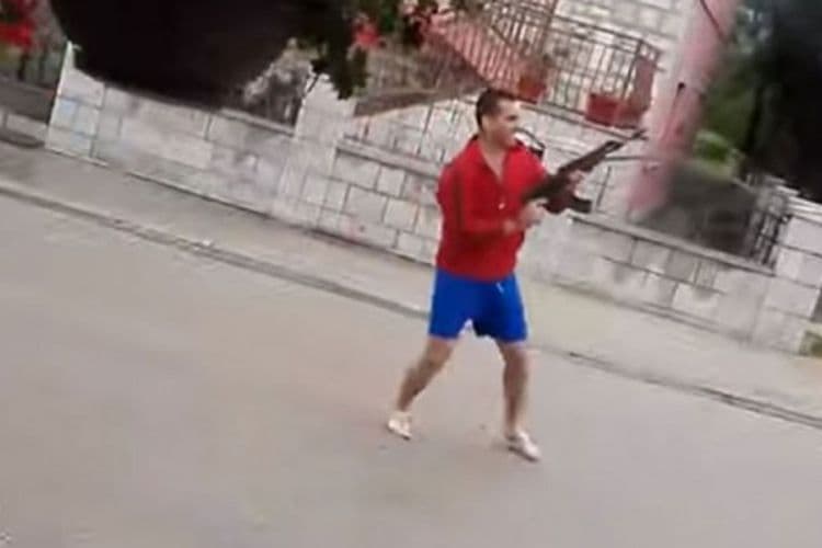 Rafalima iz Kalašnjikova slavio Đokovićev trijumf (VIDEO) Rafalima iz Kalašnjikova slavio Đokovićev trijumf (VIDEO)