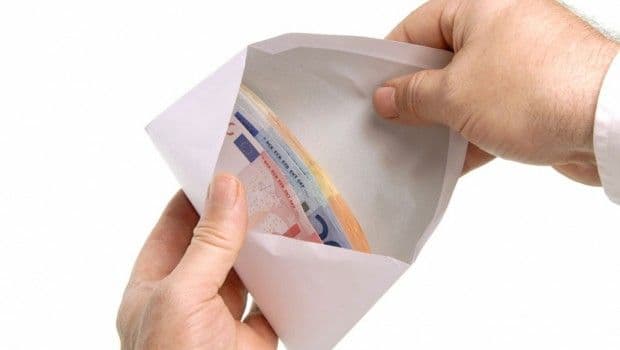 Djevojka vratila vlasniku 800 eura, a ovaj je častio sa dva eura Djevojka vratila vlasniku 800 eura, a ovaj je častio sa dva eura