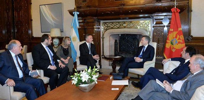 Đukanović završio višednevnu posjetu Argentini otkrivanjem ploče Trga Crna Gora u Buenos Airesu Đukanović završio višednevnu posjetu Argentini otkrivanjem ploče Trga Crna Gora u Buenos Airesu