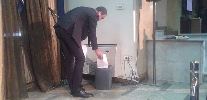 FOTO: Đeljošaj pocijepao, pa "reciklirao" Rječnik CANU FOTO: Đeljošaj pocijepao, pa "reciklirao" Rječnik CANU