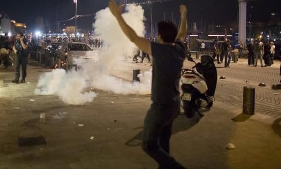 Tuča u Marseju, policija koristila suzavac Tuča u Marseju, policija koristila suzavac