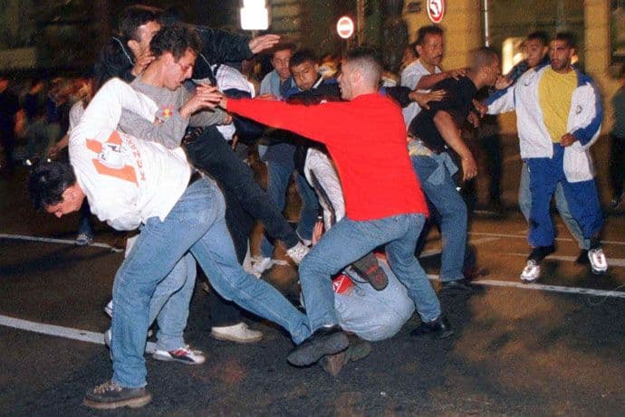 "ISIS, GDjE SI?": Haos u Marseju uoči Evropskog prvenstva: Pijani Englezi provocirali islamiste "ISIS, GDjE SI?": Haos u Marseju uoči Evropskog prvenstva: Pijani Englezi provocirali islamiste