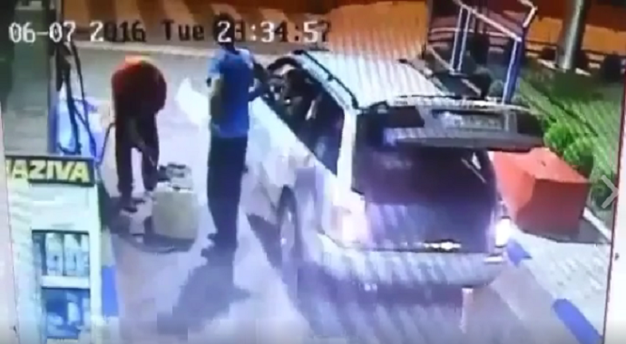 Nikšić: Kamionom uletio u benzinsku pumpu (Video) Nikšić: Kamionom uletio u benzinsku pumpu (Video)